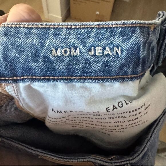 NWOT American Eagle Medium Wash Distressed Mom Jeans - Picture 5 of 6